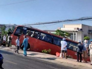 Tin tức trong ngày - Xe đưa rước công nhân lao vào trụ điện trong đêm, 1 người chết, 1 người bị thương