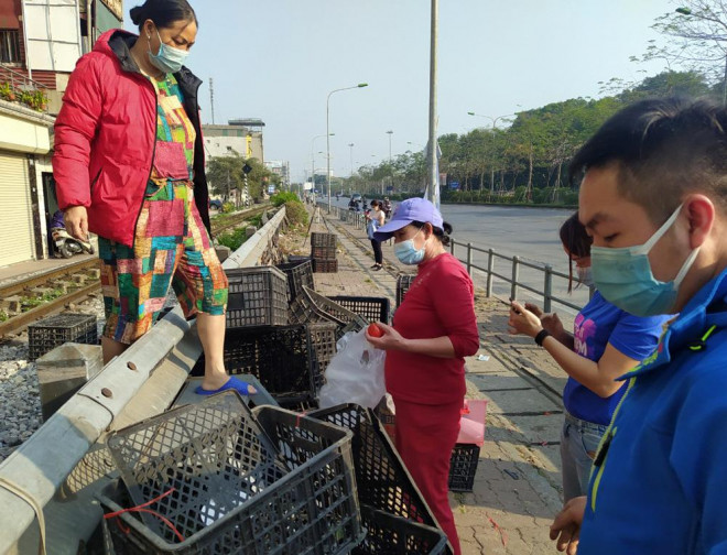 Thành viên đoàn thiện nguyện cho biết, giá cà chua rẻ, tươi ngon và đảm bảo an toàn nên luôn nhận được sự ủng hộ của đông đảo người dân Thủ đô.