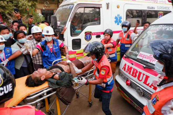 Một người đàn ông bị thương ở Mandalay vào ngày 20-2. Ảnh: Reuters