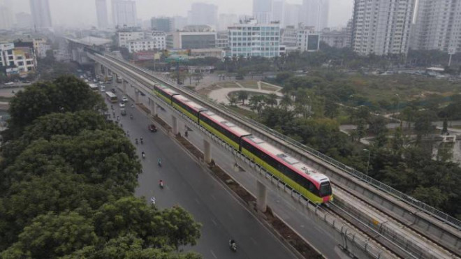 Đoàn tàu điện tuyến Nhổn - ga Hà Nội do nhà thầu Alstom (Pháp) sản xuất, kết cấu mỗi đoàn tàu gồm 4 toa (2 toa động cơ có cabin, 1 toa động cơ và 1 toa kéo), với 3 toa/4 toa sử dụng động cơ xoay chiều 3 pha, giá chuyển hướng lò xo không khí lắp đặt để tăng cao độ tin cậy khi vận hành. Đoàn tàu có khả năng chuyên chở 944 – 1124 người/đoàn tàu, với mật độ khoảng từ 6.6 - 8 người/m2 và khai thác với tốc độ thương mại 35km/h, tốc độ thiết kế 80km/h.