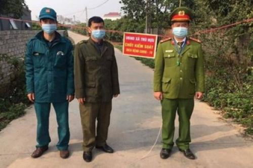 Lực lượng chức năng phong tỏa đường vào thôn Thanh Tân, xã Trù Hựu, huyện Lục Ngạn - Ảnh: FB