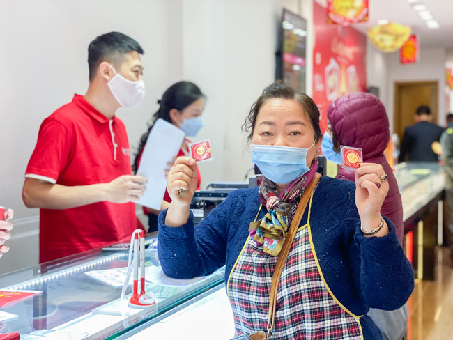 Bà Nguyễn Lan Phương, trú tại Ba Đình (Hà Nội) cho biết cho biết, 10 năm nay, năm nào bà cũng mua một vài chỉ vàng trong ngày vía Thần Tài để lấy may. Năm nay, bà mua 6 chỉ vàng với giá 5,5 triệu đồng/chỉ về thắp hương thần tài rồi cất vào két, hy vọng một năm nhiều may mắn và tài lộc.
