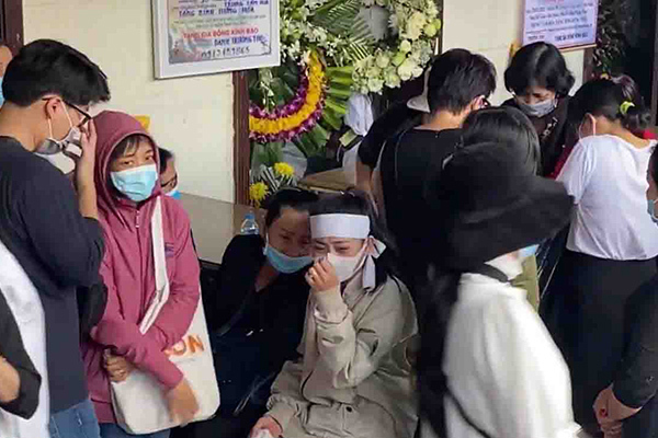 Kim Hoàng đeo khăn tang, khóc nghẹn trong tang lễ cố diễn viên Hải Đăng