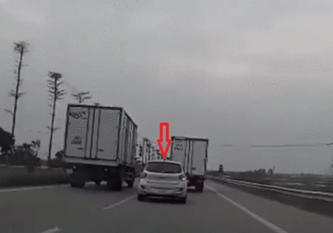 Video: Ô tô con va chạm đầu xe tải văng sang đường - 1