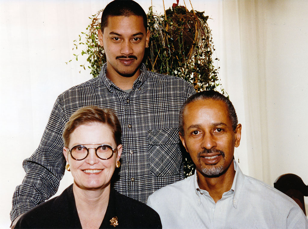 Caleb Harrison (đứng sau) cùng bố mẹ mình