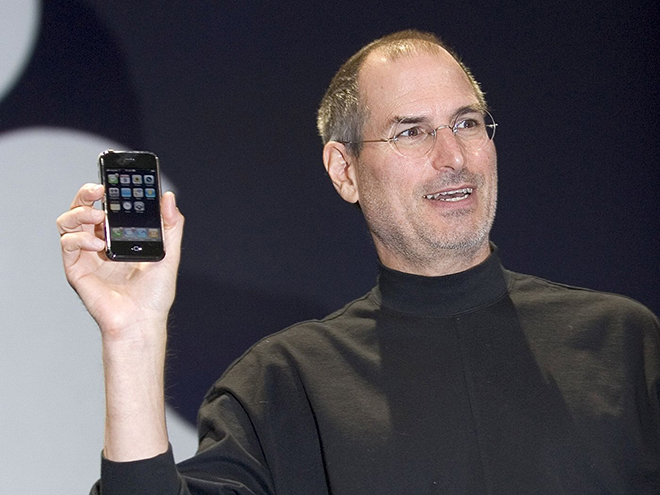 Steve Jobs và chiếc iPhone đầu tiên.