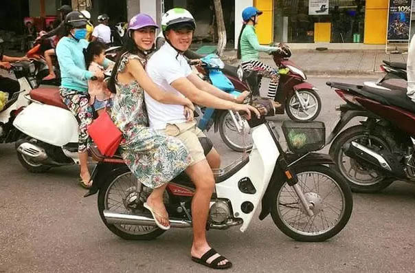 Nam cầu thủ nhiều lần chở vợ trên chiếc xe máy này