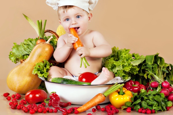 Để cải thiện hệ tiêu hóa của trẻ nhỏ, các bố mẹ cần phải bổ sung cho con các thực phẩm giàu chất xơ như những loại rau củ quả sạch