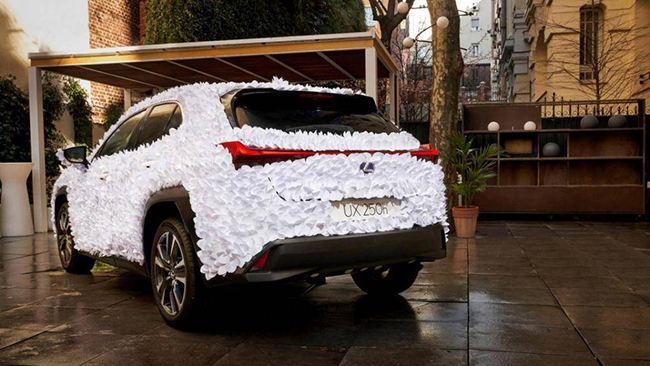Chiếc Lexus UX này được lấy cảm hứng từ một khu vườn truyền thống của Nhật Bản với hàng ngàn cánh hoa được làm bằng giấy phủ khắp ngoại thất
