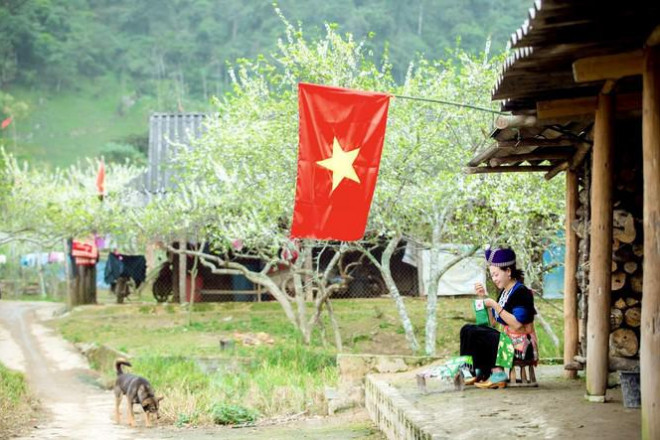 Mường Lống có độ cao 1.500 m (so với mực nước biển) - nơi đây được ví là cổng trời của xứ Nghệ, cách thành phố Vinh 300 km.
