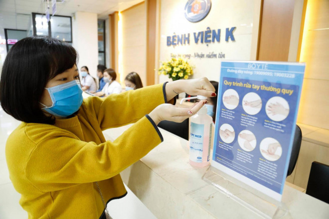 Xịt khuẩn rửa tay tại Bệnh viện K cơ sở Tân Triều. Ảnh: BV