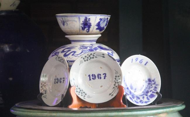 Theo anh Hai chia sẻ, chiếc thố cổ năm 1937 được anh sưu tầm ở Trà Vinh. Đây là vật dụng thuộc sở hữu của một công nhân năm 1937. 
