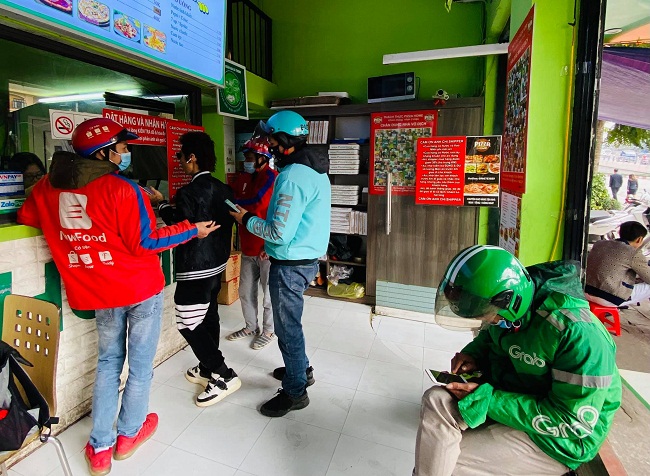 Việc đẩy mạnh bán hàng qua các kênh thương mại điện tử đang được các đơn vị kinh doanh áp dụng để vượt qua khó khăn