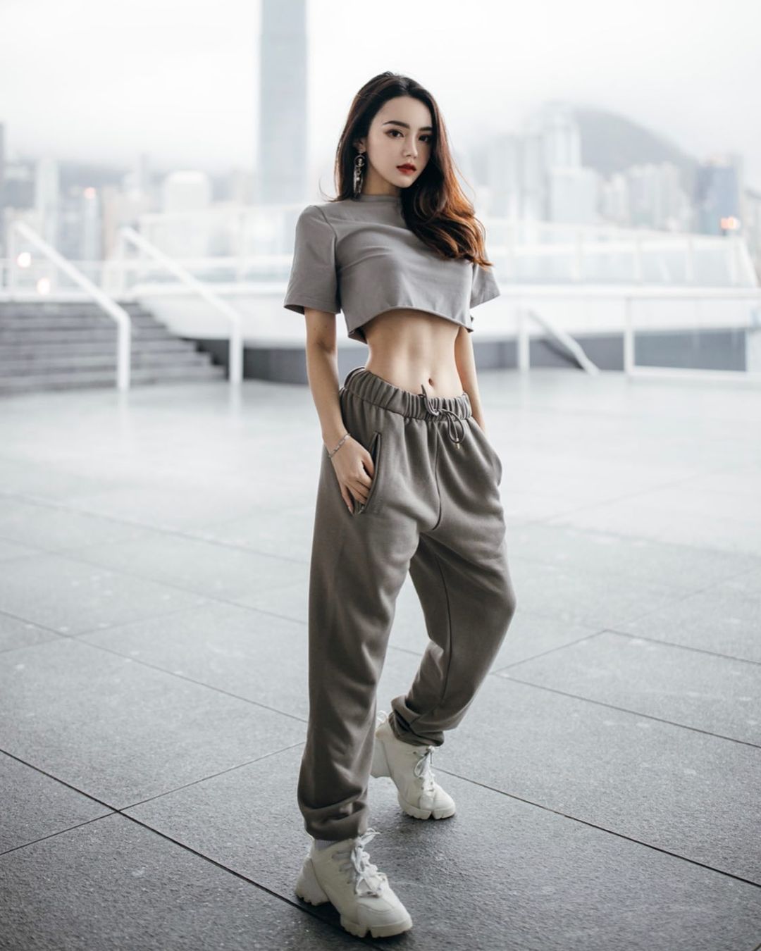 Cũng có khi, Xiao Qing Wa mặc trang phục thể thao như áo croptop kết hợp với quần baggy hay những bộ đồ thể thao gồm bra cùng quần legging. Nhiều người cho rằng trang phục thể thao thường thùng thình không phù hợp với những cô nàng sexy nhưng thực tế thì ngược lại.