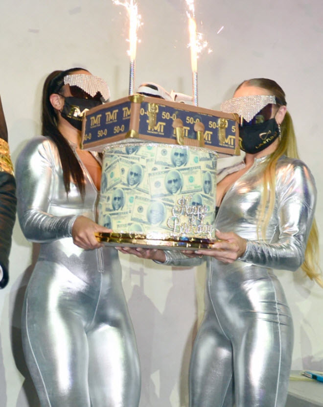 Trong bữa tiệc mừng sinh nhật sớm hôm 22/2, Mayweather tuyển những cô nàng phục vụ nóng bỏng "mặc như không"