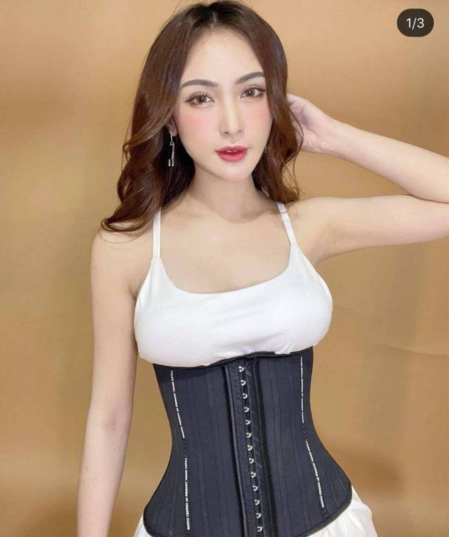 Kelly Nguyễn không tập luyện mà dùng phương pháp làm đẹp thẩm mỹ kết hợp đeo latex để có vòng eo thon.
