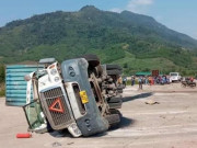 Tin tức trong ngày - Xe container lật, đè chết 2 người đi đường