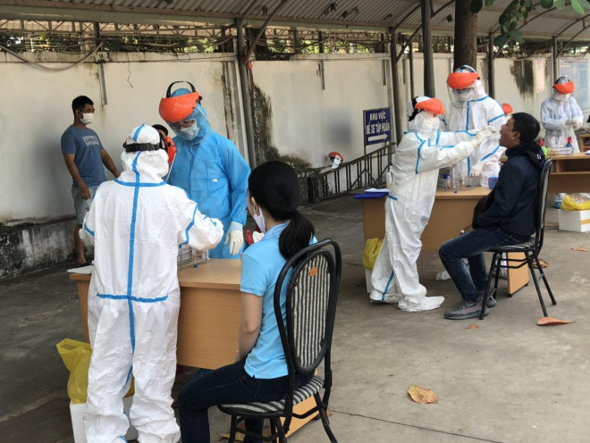 Bà Rịa - Vũng Tàu lấy mẫu xét nghiệm SARS-CoV-2 cho cán bộ, công nhân viên