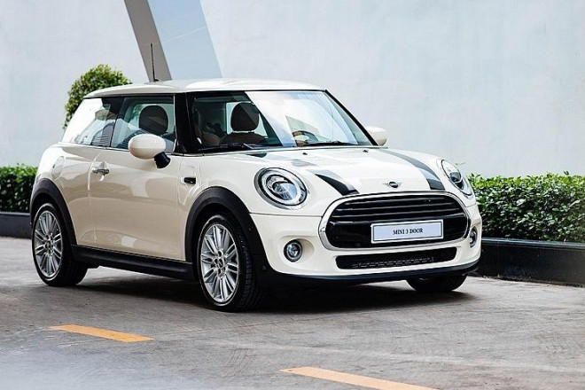 Mẫu xế hộp Mini Cooper màu xám nhỏ gọn vợ chồng ca nương Kiều Anh tặng bố mẹ.