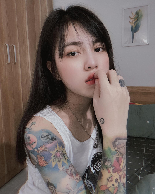 Bii Trinh được biết đến từ năm 2018 với biệt danh "hot girl xăm trổ". 
