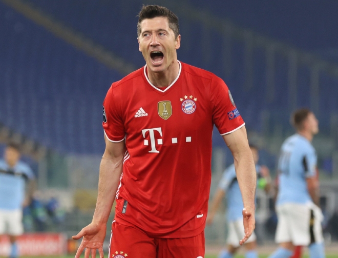 Chỉ mất 9 phút, Lewandowski đã tận dụng sai lầm của hậu vệ đội chủ nhà để đưa "Hùm xám" vươn lên dẫn trước