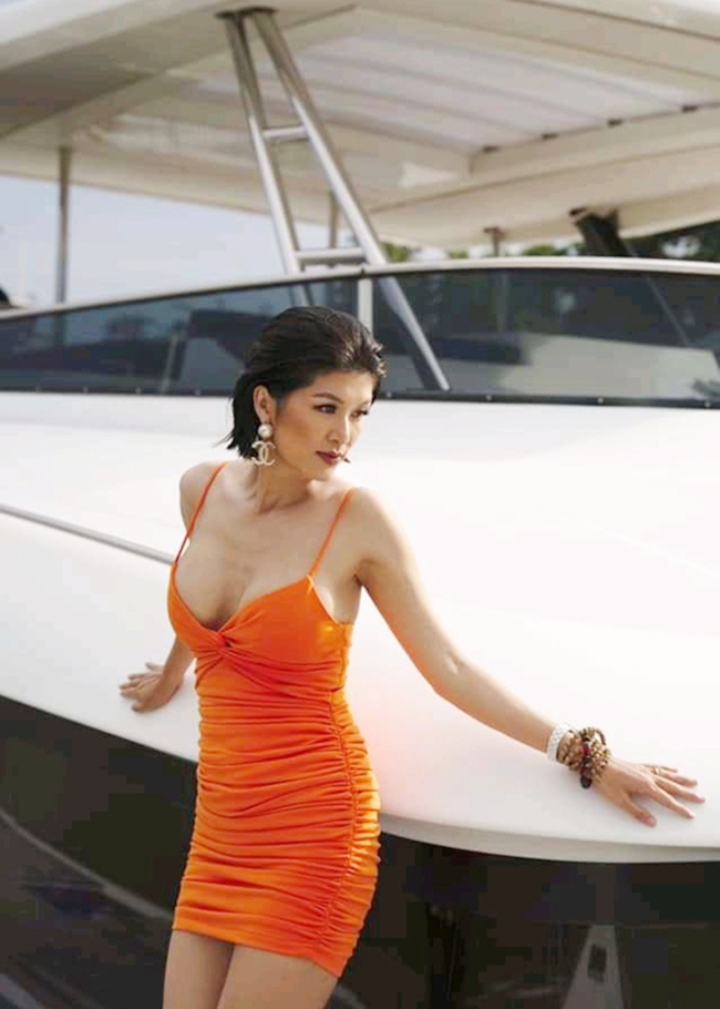Hoa hậu Oanh Yến sinh năm 1986 ở Vũng Tàu, xuất thân là người mẫu, từng tham dự nhiều cuộc thi sắc đẹp trong và ngoài nước. Cô vào top 15 Hoa hậu Thế giới người Việt 2010, đăng quang Hoa hậu Toàn cầu 2015 tại Philippines và giành danh hiệu Nữ hoàng Sắc đẹp Thế giới 2019 ở Hàn Quốc.
