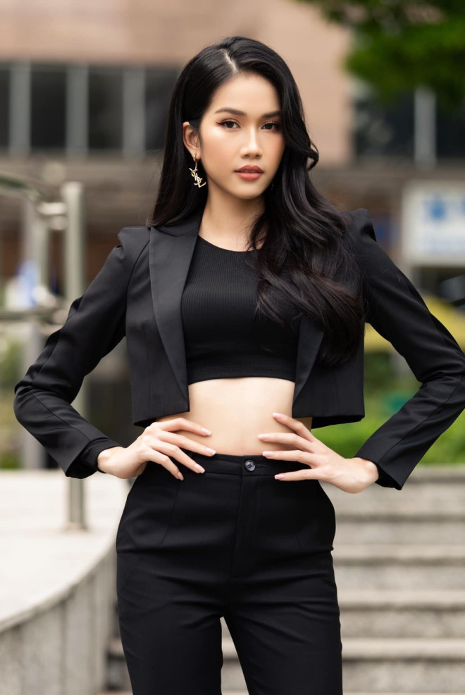 Á hậu Phương Anh mặc áo crop-top khoe vòng eo &#39;con kiến&#39; - 4