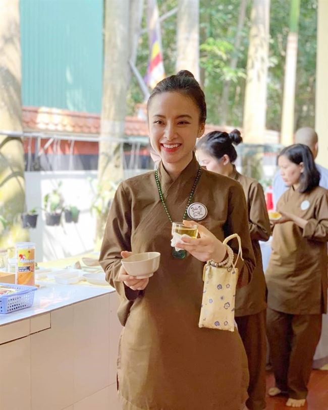 Sau nhiều năm hoạt động nghệ thuật, trải qua nhiều thăng trầm, Angela Phương Trinh đến giờ vẫn là một trong những mỹ nhân hàng đầu của showbiz Việt dù đã chọn cách dần lui về ở ẩn.


