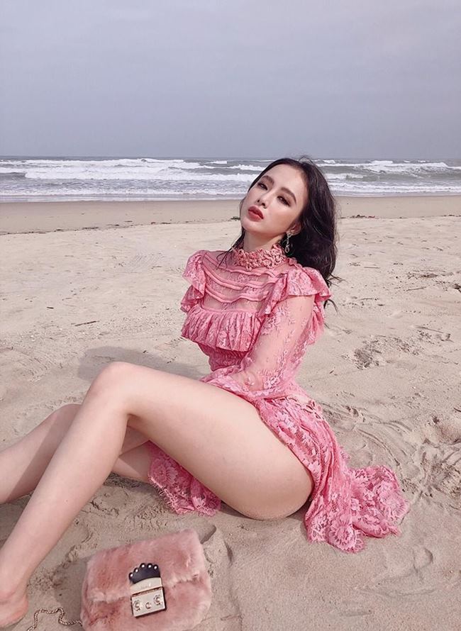 Cuộc sống của Angela Phương Trinh thay đổi hoàn toàn khi cô dần rút khỏi showbiz và bắt đầu hoạt động thiện nguyện nhiều hơn.

