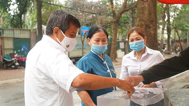 Theo ông Hải, ý tưởng mở thùng quyên góp bắt nguồn từ khi ông phục vụ tại một quán cơm ở TP.Huế (Thừa Thiên Huế). Thay vì mọi người ủng hộ bằng đường, sữa... thì quyên góp bằng tiền mặt. Ngay tại Huế ông đã quyên góp được góp được hơn 178 triệu đồng.