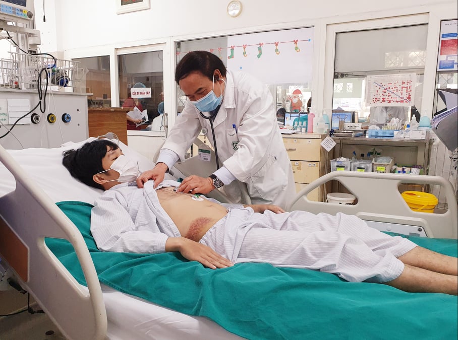 PGS.TS Nguyễn Văn Chi thăm khám cho bệnh nhân.