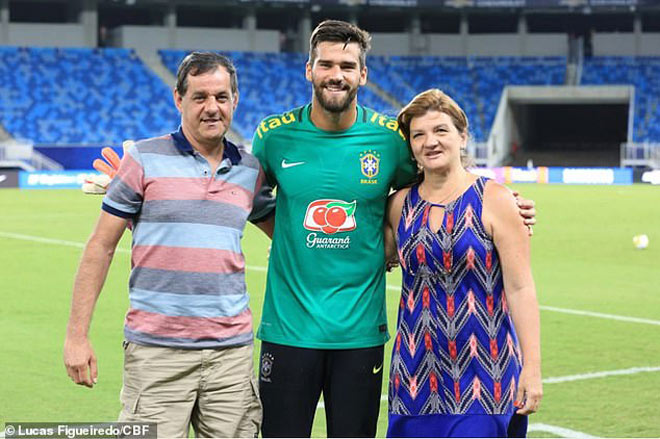 Ông Jose Becker (trái), cha đẻ của thủ thành Alisson Becker vừa qua đời vì đuối nước gần nhà