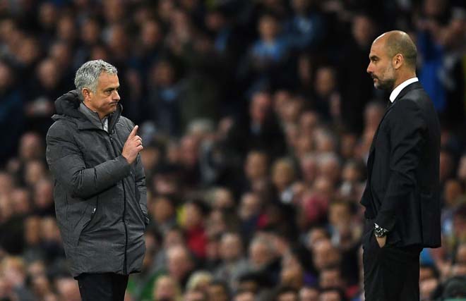 HLV Guardiola (phải) vượt trội trong những lần so kè với Mourinho