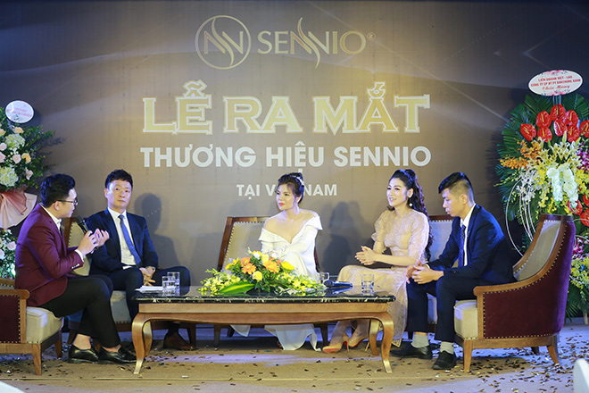 “Tôi không tiếc về những việc tôi đã làm, tôi chỉ tiếc những việc tôi không làm khi tôi có cơ hội.” - CEO Lê Hoài Thuỷ (chính giữa)
