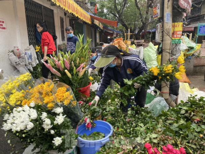 Hoa rẻ, lượng bán ngày Rằm của tiểu thương tăng rất mạnh. Ngoài hoa cúng, khách còn mua thêm các loại hoa cắm chơi như hoa ly, lay ơn. Chất lượng, mẫu mã hoa được cả người mua và người bán đánh giá cao.