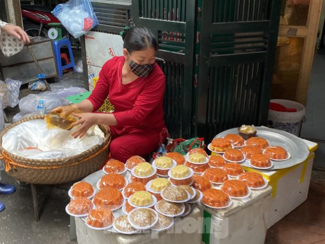 Sức tiêu thụ lớn, một số hàng xôi tại các chợ Thái Hà, Nam Đồng, Nguyễn Công Trứ (Hà Nội) cho biết có thể bán cả tạ xôi ngày Rằm. Mỗi đĩa trung bình 25.000 đồng/kg, tiểu thương bán trăm đĩa chỉ sau vài tiếng mở hàng