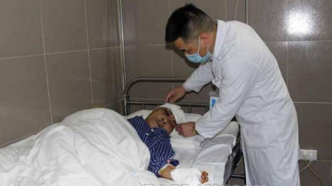 Nhân viên Bệnh viện Đa khoa tỉnh Lạng Sơn chăn sóc cho các nạn nhân đang điều trị tại Bệnh viện. Ảnh: Báo Lạng Sơn.