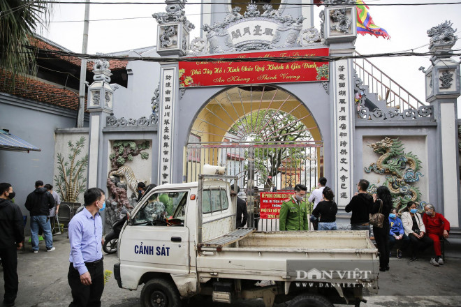 Ghi nhận lúc 9h30 sáng ngày 26/2 tại phủ Tây Hồ (quận Tây Hồ), mặc dù cơ sở tôn giáo này đã đóng cửa, nhưng do là ngày Rằm tháng Giêng nên nhiều người vẫn đi lễ, vái vọng, cầu an trước cổng đền chùa.