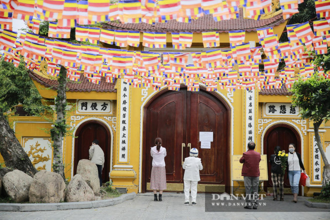 Tại chùa Trấn Quốc (Quận Tây Hồ), lượng người đến vái vọng, cầu an cũng xuất hiện khá đông.