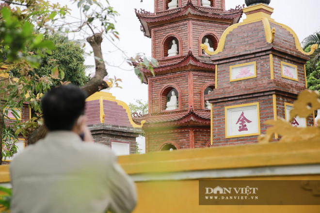 Ông Nguyễn Văn Đạt (Quận Ba Đình) chia sẻ: “Hôm nay là ngày Rằm tháng Giêng nên tôi đi lễ tại chùa Trấn Quốc. Để hạn chế tụ tập đông người tôi đã phải đứng riêng ra một góc vắng vẻ để vái vọng, cầu an”.