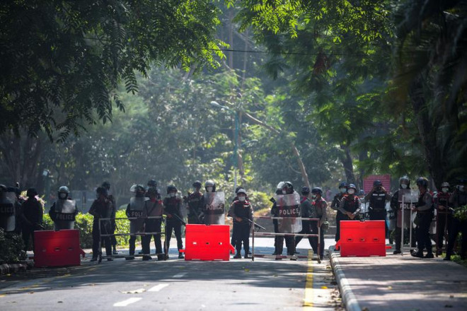 Cảnh sát chống bạo động canh giữ tại trường ĐH Yangon ngày 25-2. Ảnh: Reuters