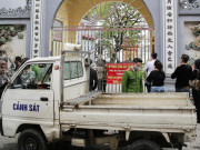 Tin tức trong ngày - Hà Nội: Công an gác cổng, người dân lập bàn lễ và vái vọng trước cổng đền chùa