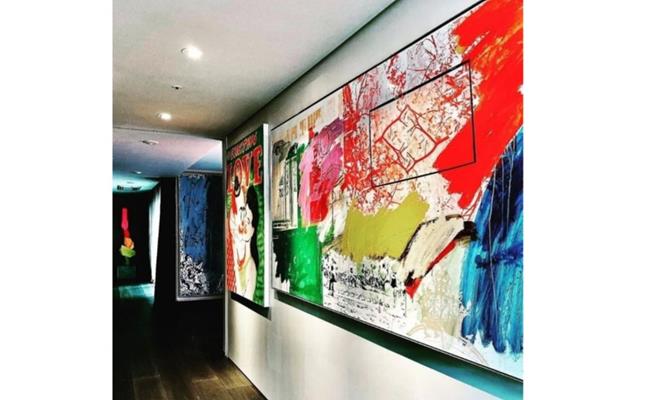 Ngoài bộ bàn ghế đắt tiền, G-Dragon còn trang hoàng nhiều bức artwork trong nhà. Cả căn penthouse tựa như bảo tàng triển lãm thu nhỏ. 
