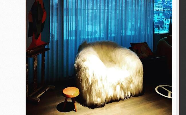Chiếc ghế sofa đơn phủ lông do chính nhà thiết kế nội thất nổi tiếng của nước Pháp Jean Royère chế tác, đây là 1 trong những siêu phẩm nghệ thuật cực kì khó mua.
