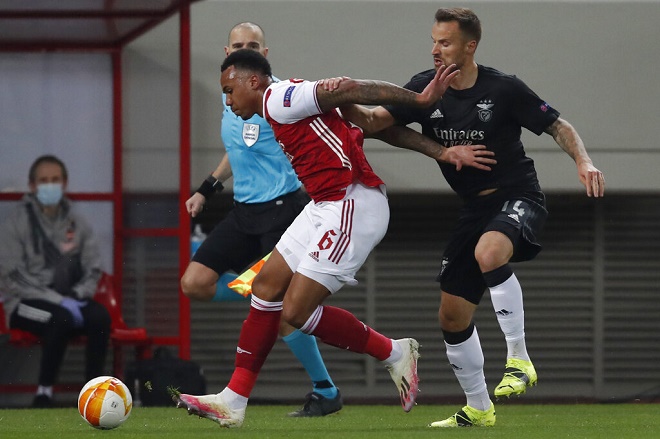 Arsenal và Benfica đều nhập cuộc tương đối thận trọng. Điều này khiến cho trận đấu khá tẻ nhạt trong những phút đầu tiên