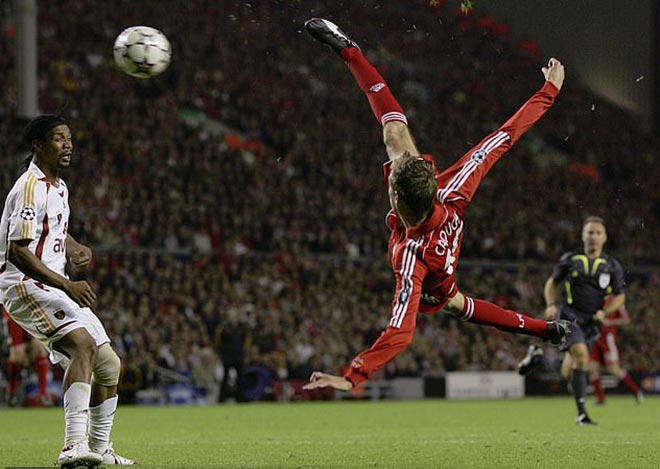 Ở vị trí thứ 2 là Peter Crouch của Liverpool, tung người móc bóng đốt lưới Galatasaray vào năm 2006. Bàn thắng thậm chí còn vượt các siêu phẩm của Ronaldo, Bale và Mandzukic trong một cuộc bình chọn của UEFA năm 2019