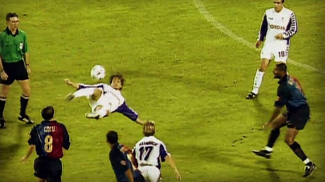 Vị trí thứ 4 là Mauro Bressan với pha "đi ngược vật lý" từ cự ly 27m vào lưới Barcelona năm 1999