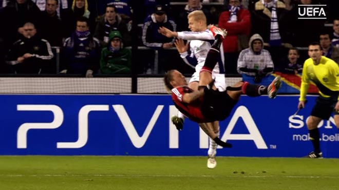 Philippe Mexes (AC Milan) móc bóng từ mé ngoài vòng cấm vào lưới Anderlecht năm 2012 xếp ở vị trí thứ 5