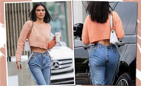 Mặc quần "ngược đời" kết hợp áo len croptop và túi xách Chanel, mỹ nhân nhà Kadashian khoe khéo tỷ lệ cơ thể hoàn hảo.