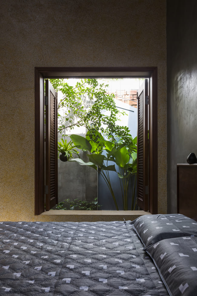 Với thiết kế nối tiếp, phòng ngủ được bố trí cuối nhà kết hợp sân vườn, căn phòng mở cửa sổ ra không gian thiên nhiên.
